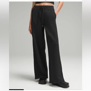Lululemon Scuba Mid Rise Wide Leg pant Full Length*****